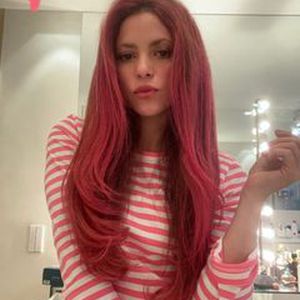 Glatt und pink! Shakira überrascht ihre Fans mit neuem Look