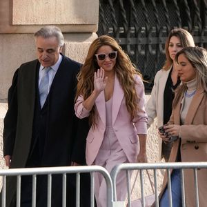 Prozessbeginn: Shakira erscheint gut gelaunt vor Gericht