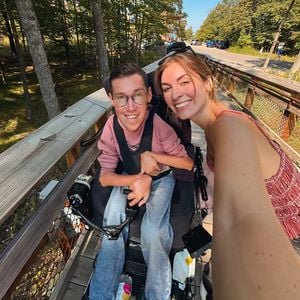 Nach IVF: Hannah und Shane Burcaw erwarten ihr erstes Kind