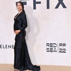 Elegant! Shanina Shaik präsentiert ihren Babybauch in Cannes