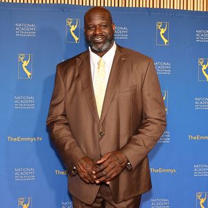 NBA-Star Shaquille O'Neal wird von Kids aus dem Pool gezogen