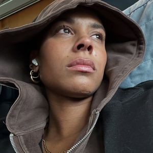 Fans in Sorge: Sharon Battiste erschöpft im Krankenhausbett