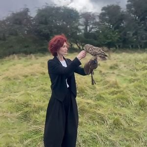 Nach Ozzys Tod: Sharon Osbourne findet Freude an Falknerei