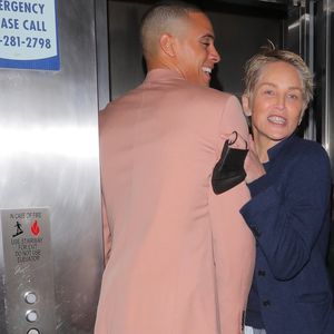 Neuer heißer Flirt? Sharon Stone umarmt einen Unbekannten
