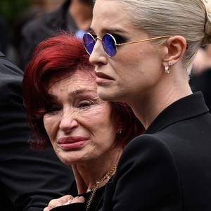 Auf Trauerfeier: Tochter Kelly trägt Ozzy Osbournes Brille