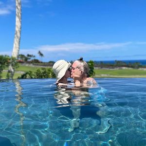 Immer noch verliebt: Sharon und Ozzy Osbourne knutschen rum