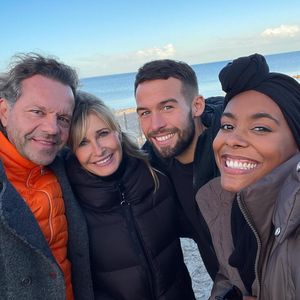 Süßes Foto: Sharon Battiste mit Jan und Familie im Urlaub