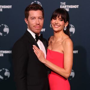 Shaun White und Nina Dobrev treten erstmals als Verlobte auf