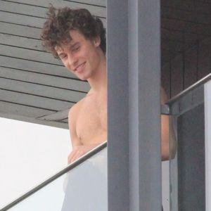 Heiß: Shawn Mendes zeigt sich oben ohne auf einem Balkon!