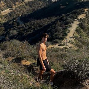 Oh, là, là! Shawn Mendes zeigt beim Wandern sein Sixpack