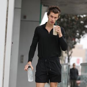 Witzige Frisur: Shawn Mendes mit Haarreif in L.A. gesichtet