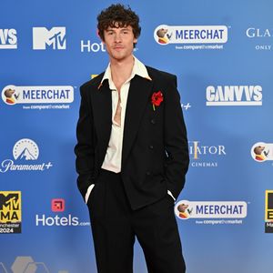 Shawn Mendes zeigt sich oberkörperfrei bei Wanderung in L.A.
