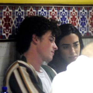 Nicht Camila! Mit wem tuschelt Shawn Mendes denn da?