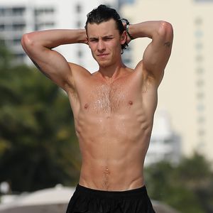 Hottie in den Fluten: Shawn Mendes sexy in Badeshorts