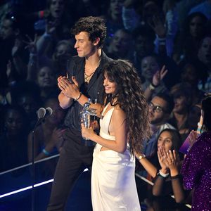 Süß! Shawn Mendes besuchte Camila nach Carpet beim Styling!