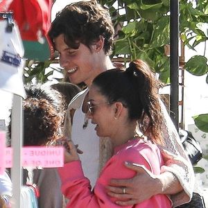 Nanu! Mit wem läuft Shawn Mendes hier so eng Arm in Arm?