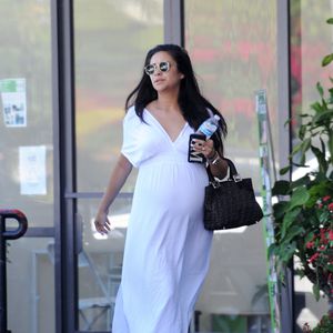So stylish setzt Shay Mitchell ihre Babykugel in Szene