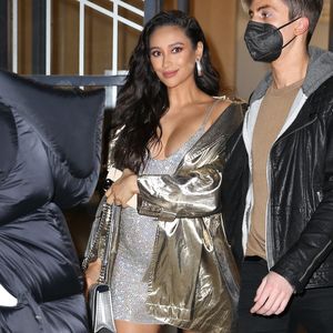 Glitzernde Babykugel: Shay Mitchell im knappen Mama-Look!