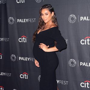 Shay Mitchell verzichtet nach der Geburt auf eine Babypause