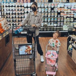 Süße Shopping-Begleitung! Shay Mitchell teilt Pic mit Atlas