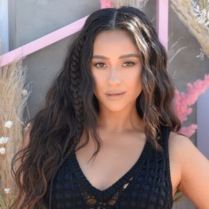 Wegen Harndrang: Schwangere Shay Mitchell mit Windeln am Set