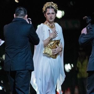 Wow! Shia LaBeouf verwandelt sich in eine griechische Göttin