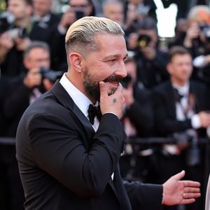 Shia LaBeouf erstmals seit 2020 wieder auf dem roten Teppich