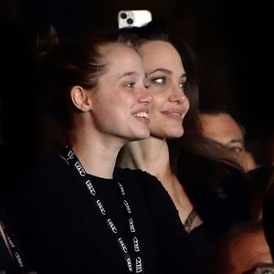 Angelina Jolie und ihre Tochter Shiloh feiern auf Konzert
