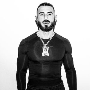 Rapper Shindy präsentiert stolz seinen trainierten Körper