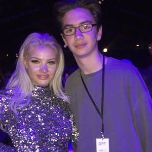 Shirin David gratuliert Kumpel Sampagne mit süßer Erinnerung