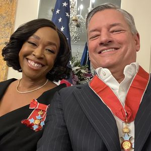 Shonda Rhimes und Netflix-Chef bekommen Ehrenorden verliehen
