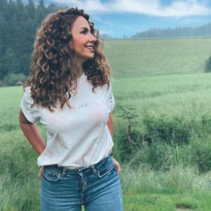 Mit hellen Locken: Sila Sahin erstrahlt in einem neuen Style