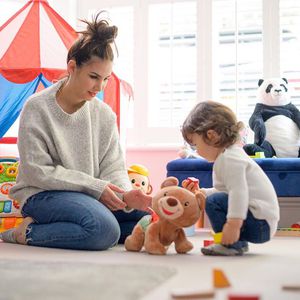 Sila Sahin will ihren Sohn mit Spielzeug schon früh fördern