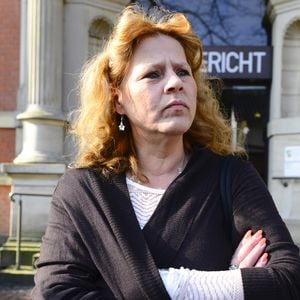 Aua! Silvia Wollny mit verletzter Hand zum Renntag