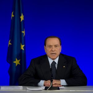 Silvio Berlusconi ist nach einem Monat wieder im Krankenhaus