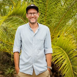 So sieht er also aus: "Love Island"-Stimme Simon Beeck!