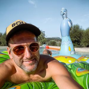Fünf Staffeln: "Love Island"-Stimme Simon Beeck gelangweilt?