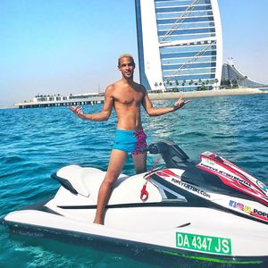 Tank leer! Simon Desues Jetski gibt auf dem Meer Geist auf