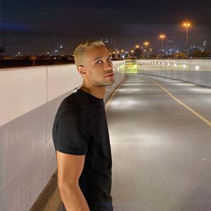 Knallrote Haare! Simon Desue wird jetzt von Enisa geprankt