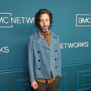 Ganz neuer Look: Simon Helberg trägt jetzt Locken und Bart
