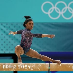 Simone Biles trägt nach Olympia-Finale medizinischen Schuh