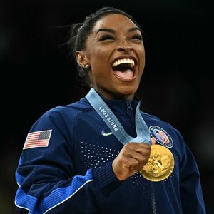 Simone Biles' Familie feiert ihren erneuten Olympia-Sieg