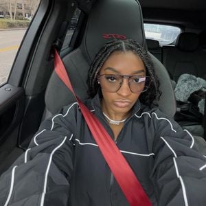 Maskierte Männer stehlen Simone Biles' Luxus-Porsche