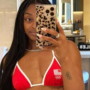 Sexy Look: Simone Biles posiert im Bikini mit Olympia-Logo