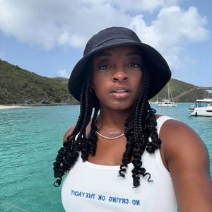 Simone Biles begeistert auf Jacht vor sonniger Traumkulisse
