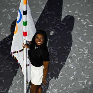 Große Ehre: Simone Biles nimmt Olympische Flagge entgegen