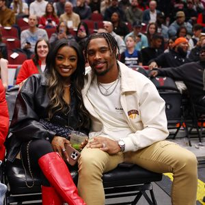 Simone Biles und Jonathan Owens genießen Basketballspiel