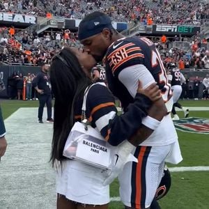 Simone Biles und Jonathan Owens turteln bei Footballspiel