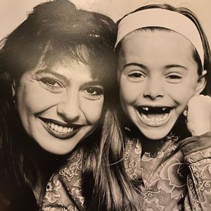 Ohne Zähne: Wer teilt denn dieses putzige Throwback-Bild?