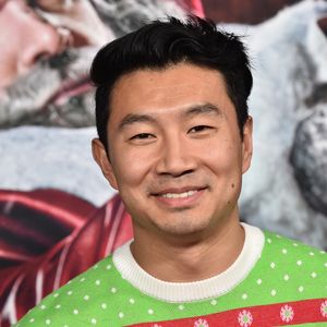 Präsentiert Simu Liu auf Red Carpet seine neue Beziehung?